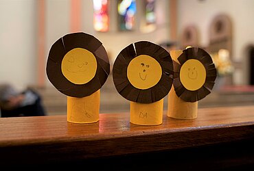 Zu sehen sind aus Kartonrolle gebastelte Löwenköpfe in einer Stuttgarter Kirche.