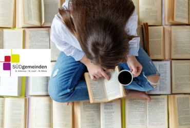 Zu sehen ist eine Frau, die ein Buch liest und umgeben ist von vielen, vielen aufgeschlagenen Büchern. Sie hält eine Kaffeetasse in der Hand. Zu sehen ist außerdem das dreifarbige Logo der Gesamtkirchengemeinde Stuttgart-Süd.