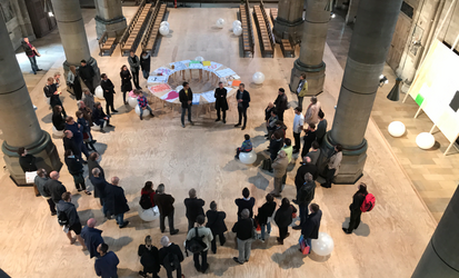 Unser Bild zeigt Menschen, die im Halbkreis in der Kirche St. Maria als stehen. Das Foto ist von oben aufgenommen. 