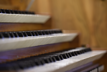 Zu sehen ist die Tastatur einer Orgel.